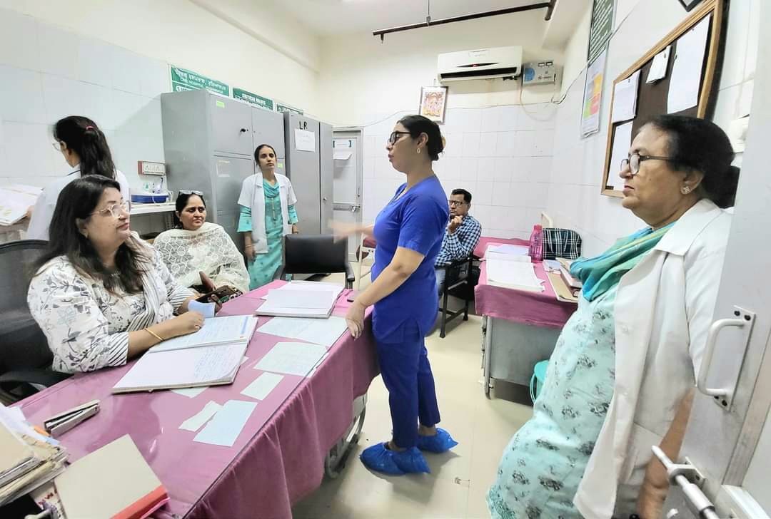 डॉ. अनिता कटारिया ने जिला अस्पताल के स्त्री रोग वार्ड की जांच की